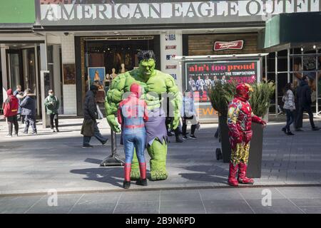 Les super héros sont encore à Times Square malgré la propagation du Coronavirus à New York. Banque D'Images