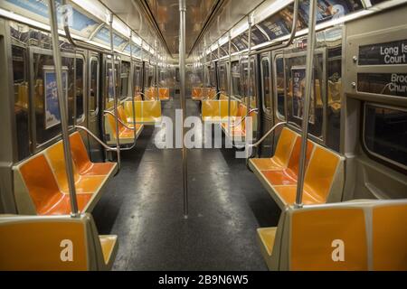 Les voitures de métro qui sont généralement bondées à 9 heures du matin sont maintenant pratiquement vides, car New York City est officiellement verrouillé le 22 mars 2020. Banque D'Images