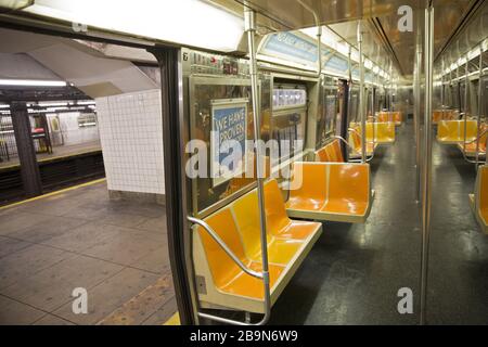 Les voitures de métro qui sont généralement bondées à 9 heures du matin sont maintenant pratiquement vides, car New York City est officiellement verrouillé le 22 mars 2020. Banque D'Images