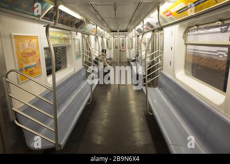 Les voitures de métro qui sont généralement bondées à 9 heures du matin sont maintenant pratiquement vides, car New York City est officiellement verrouillé le 22 mars 2020. Banque D'Images