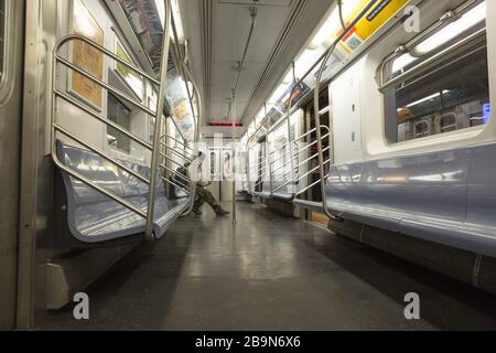 Les voitures de métro qui sont généralement bondées à 9 heures du matin sont maintenant pratiquement vides, car New York City est officiellement verrouillé le 22 mars 2020. Banque D'Images