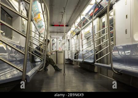 Les voitures de métro qui sont généralement bondées à 9 heures du matin sont maintenant pratiquement vides, car New York City est officiellement verrouillé le 22 mars 2020. Banque D'Images