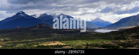 Vue sur Lago Sofía près de la ville de Puerto Natales, Patagonia, Chili, Amérique du Sud Banque D'Images