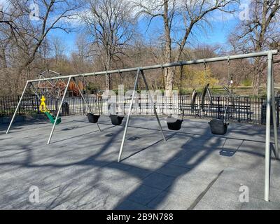 Aire de jeux vide à Prospect Park en raison des craintes générées par la propagation du Coronavirus. La ville a fermé tous les terrains de jeux à mesure que le virus se propage. Brooklyn, New York. Banque D'Images