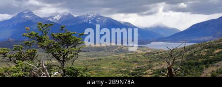 Vue sur Lago Sofía près de la ville de Puerto Natales, Patagonia, Chili, Amérique du Sud Banque D'Images