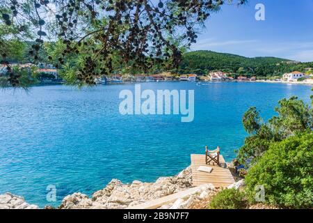 Belle baie de Fiscardo sur l'île Ionienne Kefalonia, Grèce en automne Banque D'Images