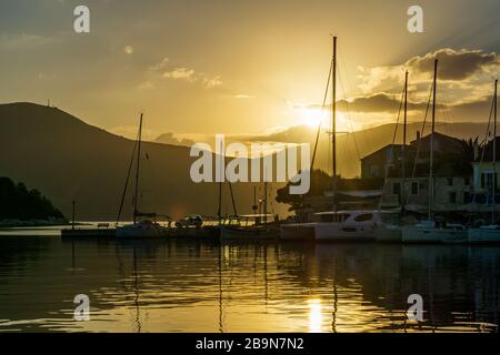 Surise sur la magnifique baie de Fiscardo dans l'île Ionienne Kefalonia, Grèce en automne Banque D'Images