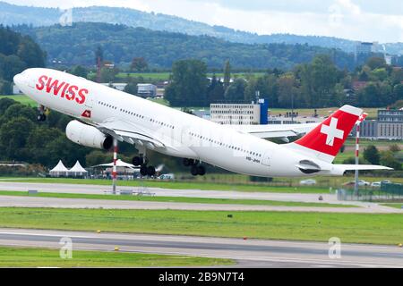 Swiss Airlines Airbus A 330 aéroporté au départ de Kloten / aéroport international de Zurich (ZRH / LSZH), Suisse. L'A330-300 immatriculé comme HB-JHH. Banque D'Images