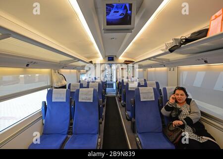 Intérieur du train à grande vitesse Afrosiyob à la gare de Samarkand (Vokzal), Ouzbékistan. A l'intérieur de la cabine du train moderne pour Tashkent et Boukhara. Banque D'Images