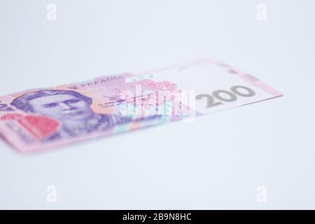 Beaucoup de nouveaux billets en coupures de 200 hryvnias ukrainiens isolés sur un fond blanc avec ombre. Échange de devises européen. Ukraine currenc Banque D'Images