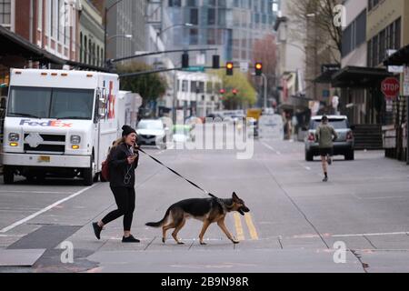 Portland, États-Unis. 24 mars 2020. Une scène plus calme que d'habitude illustrée à Portland, Oregon, le 24 mars 2020. Hier, le gouverneur Kate Brown a publié un ordre exécutif à l'échelle de l'État pour rester à la maison, sauf pour les besoins essentiels, car des mesures de distanciation sociale plus extrêmes visent à ralentir la propagation du nouveau coronavirus (COVID-19) et à aplatir la courbe. (Photo d'Alex Milan Tracy/Sipa USA) crédit: SIPA USA/Alay Live News Banque D'Images