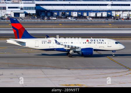 New York City, New York – 1er mars 2020 : avion Delta Air Lines Airbus A 220-100 à l'aéroport JFK de New York (JFK) à New York. Banque D'Images