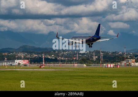 L'avion approche de l'aéroport. Jour, ciel nuageux Banque D'Images