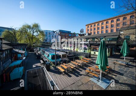 LONDRES - 23 MARS 2020: Le Camden Lock and Market, normalement animé, est très calme, alors que la ville se prépare à entrer dans le verrouillage en raison du Coronavirus. Banque D'Images