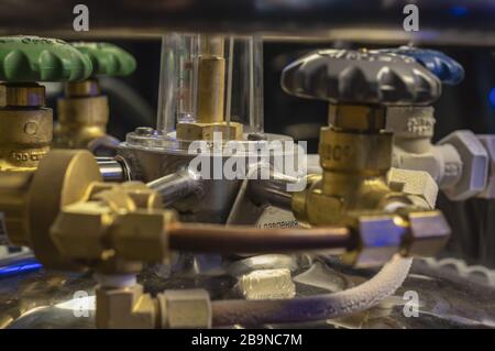 présence de glace sur le métal après l'ouverture de la vanne d'azote liquide Banque D'Images