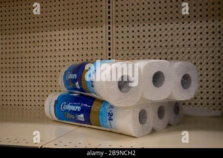 23 mars 2020 - Montréal, QC, Canada : deux paquets de papier toilette en papier sur étagère au supermarché, Coronavirus (COVID-19) Pandémique Crisis, Provigo Banque D'Images