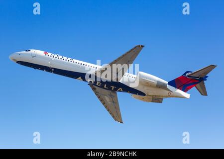 Atlanta, Géorgie – 3 avril 2019 : avion Boeing 717-200 Delta Air Lines à l'aéroport d'Atlanta (ATL) en Géorgie. Boeing est une manufacture d'avions américaine Banque D'Images