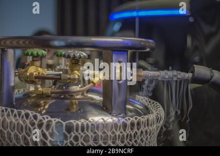 Bouteilles d'oxygène pour sols d'usine utilisées dans les procédés industriels. Banque D'Images