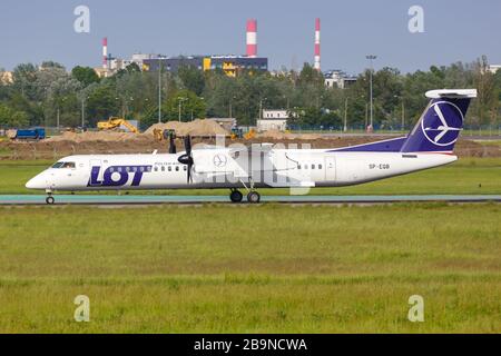 Varsovie, Pologne – 26 mai 2019 : LOT Polskie Linie Lotnicze Bombardier DHC-8-400 avion à l'aéroport de Varsovie (WAW) en Pologne. Banque D'Images