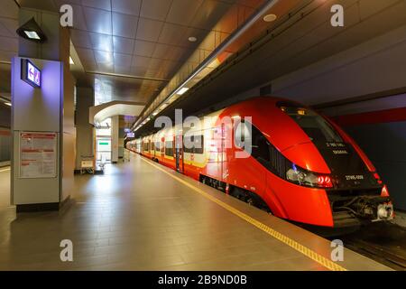 Varsovie, Pologne - 27 mai 2019 : gare à l'aéroport de Varsovie (WAW) en Pologne. Banque D'Images