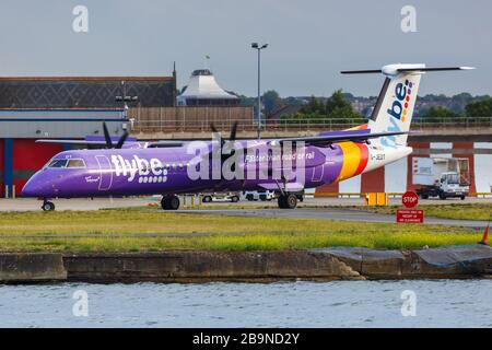 Londres, Royaume-Uni – 7 juillet 2019 : avion Flybe Bombardier DHC-8-400 à l'aéroport de London City (LCY) au Royaume-Uni. Banque D'Images