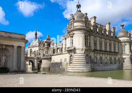 Vue extérieure du célèbre château de Chantilly, 1560 - un château historique situé dans la ville de Chantilly, Oise, Picardie . Banque D'Images