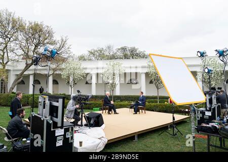 Washington, États-Unis. 24 mars 2020. Washington, États-Unis. 24 mars 2020. Le vice-président des États-Unis, Mike Pence, participe à un hôtel de ville virtuel de Fox News dans le jardin des roses de la Maison Blanche le 24 mars 2020 à Washington, DC. Crédit: D. Myles Cullen/White House photo/Alay Live News Banque D'Images