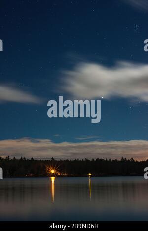 Un lac la nuit, Maine. Banque D'Images