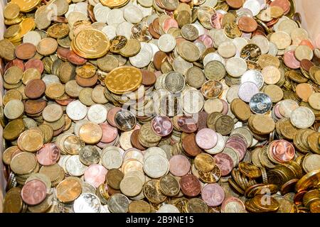 Euro coins fond avec un peu de chocolat qui imite l'argent Banque D'Images