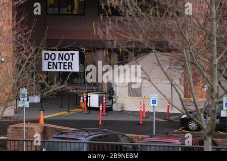 Portland, États-Unis. 24 mars 2020. Une tente est représentée à l'extérieur de l'entrée d'urgence du Providence Medical Center à Portland, en Oregon, le 24 mars 2020. Hier, le gouverneur Kate Brown a publié aujourd'hui un ordre exécutif à l'échelle de l'État pour rester à la maison, sauf pour les besoins essentiels comme des mesures de distanciation sociale plus extrêmes visent à ralentir la propagation du nouveau coronavirus (COVID-19) et à aplatir la courbe. (Photo d'Alex Milan Tracy/Sipa USA) crédit: SIPA USA/Alay Live News Banque D'Images