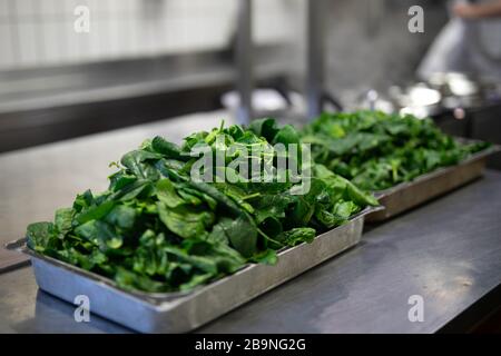 feuilles d'épinards vert frais prêtes à être cuites Banque D'Images