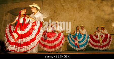 Des danseurs traditionnels se produisent à Oaxaca au Mexique Banque D'Images