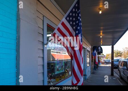 Jefferson, Texas, États-Unis - 16 novembre 2019: Le drapeau américain exposé dans une boutique d'antiquités Banque D'Images