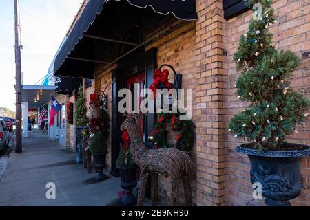 Jefferson, Texas, États-Unis - 16 novembre 2019: Vue sur les magasins en bas de la rue Polk avec décorations de noël Banque D'Images