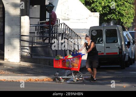 Buenos Aires, Buenos Aires, Argentine. 24 mars 2020. Quarantaine en argentine. En image : un homme portant un masque et des gants sort d'un supermarché à Buenos Aires. Crédit: Claudio Santisteban/ZUMA Wire/Alay Live News Banque D'Images