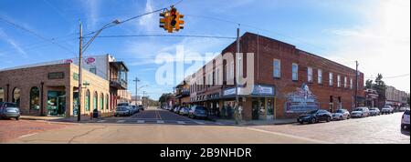 Jefferson, Texas, États-Unis - 16 novembre 2019: Vue sur Polk Street, avec les magasins locaux et les bâtiments historiques Banque D'Images