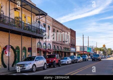 Jefferson, Texas, États-Unis - 16 novembre 2019: Vue sur Polk Street, avec les magasins locaux et les bâtiments historiques Banque D'Images