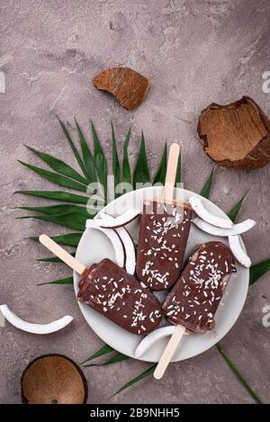 Popsicles de noix de coco dans le glaçage au chocolat Banque D'Images
