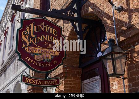 Jefferson, Texas, États-Unis - 16 novembre 2019: Le signe du Club Riverboat d'Auntie Skinner Banque D'Images