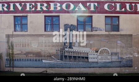 Jefferson, Texas, États-Unis - 16 novembre 2019: Murale du Riverboat Club sur le mur latéral d'un bâtiment Banque D'Images