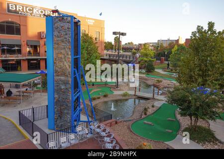 Minigolf en promenade au bord de la rivière à bricktown, Oklahoma City, OK Banque D'Images