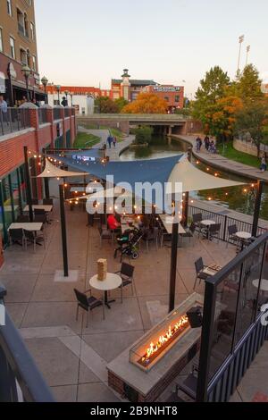 L'un des nombreux restaurants le long de la promenade au bord de la rivière dans le centre-ville d'Oklahoma City, c'est OK Banque D'Images