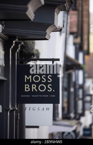 Un panneau se trouve au-dessus d'un magasin Moss Brothers à Guildford, Surrey U.K. le vendredi 20 mars 2020 Banque D'Images