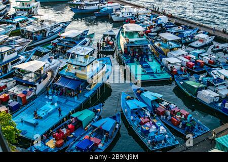 Vue aérienne de vieux bateaux colorés en Malé Harbour - Malé, Maldives Banque D'Images