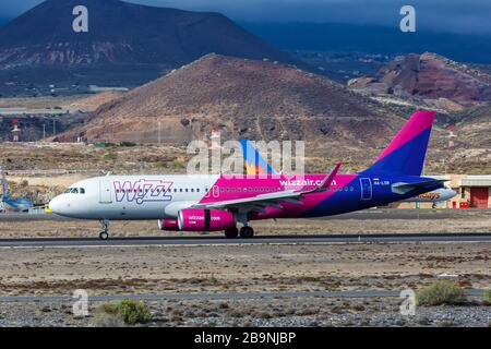 Tenerife, Espagne – 23 novembre 2019 : avion Wizzair Airbus A320 à l'aéroport de Tenerife Sud (TFS) en Espagne. Airbus est un constructeur européen d'avions Banque D'Images