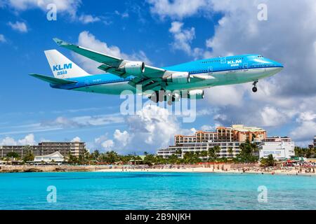 Sint Maarten, Antilles néerlandaises – 18 septembre 2016 : avion Boeing 747-400 de KLM Asia Royal Dutch Airlines à l'aéroport Sint Maarten (SXM) dans le Net Banque D'Images