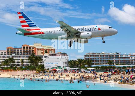 Sint Maarten, Antilles néerlandaises – 17 septembre 2016 : avion Airbus A319 d'American Airlines à l'aéroport Sint Maarten (SXM) aux Pays-Bas Antille Banque D'Images