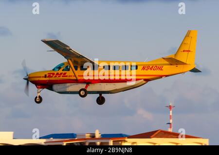 Sint Maarten, Antilles néerlandaises – 15 septembre 2016 : avion DHL Cessna 208 à l'aéroport Sint Maarten (SXM) aux Antilles néerlandaises. Banque D'Images