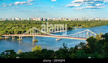 Pont piétonnier en face du Dnieper à Kiev, en Ukraine Banque D'Images