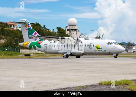 Sint Maarten, Antilles néerlandaises – 17 septembre 2016 : Air Antilles Express ATR 42-600 avion à l'aéroport Sint Maarten (SXM) aux Pays-Bas Antil Banque D'Images